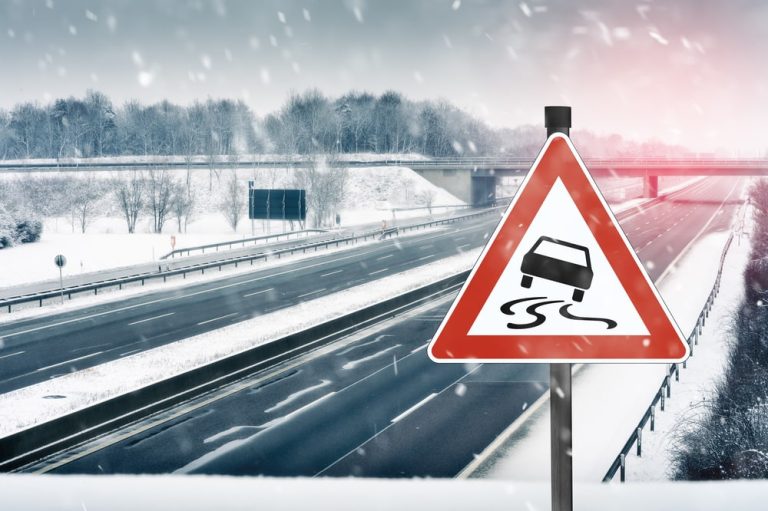 Atac de iarnă în unele regiuni din Germania: Ninsoarea provoacă haos în trafic și accidente pe șosele