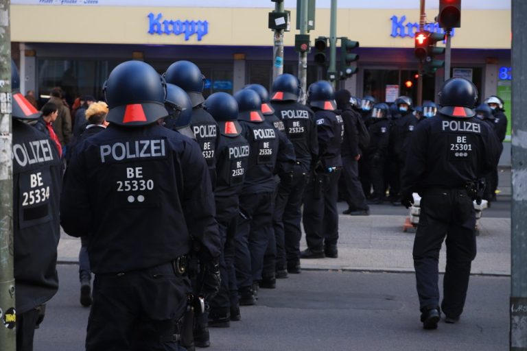Proteste împotriva restricțiilor împotriva pandemiei la Berlin – 650 de polițiști în acțiune