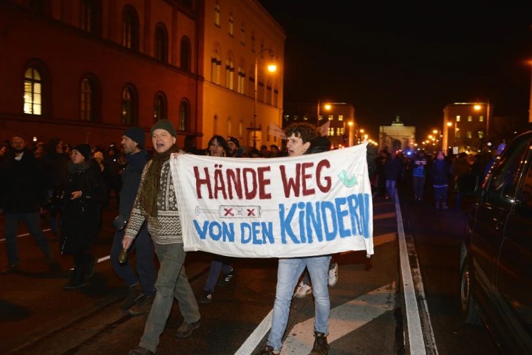 5.000 de persoane au manifestat la Munchen – poliția nu a reușit să controleze mulțimea