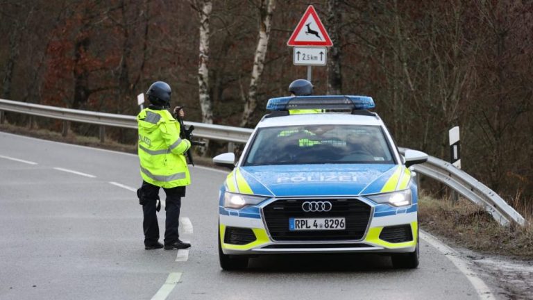 „Ei trag în noi!” – Polițist și polițistă împușcați mortal în Germania în timpul unui control rutier