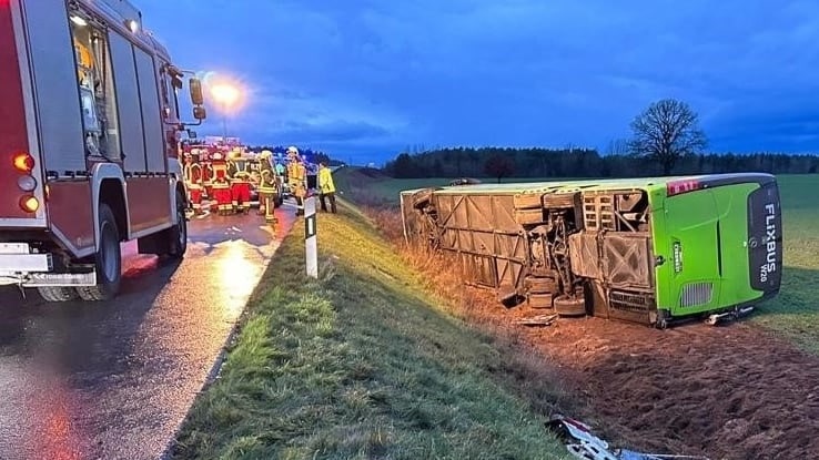 Accident cu autocarul Flixbus pe autostrada A24 din Germania. 8 persoane rănite