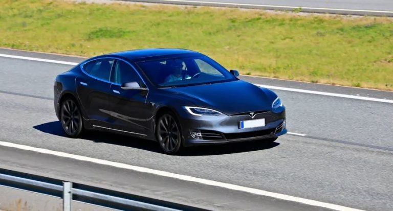 Germania: A condus pe autostradă dormind în Tesla sa – și cu poliția în față