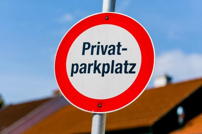 Loc de parcare blocat: se poate ordona ridicarea mașinii unui vecin în conformitate cu legislația germană?
