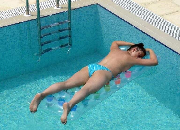 „Unii îmi doresc să fiu violată”: Activista care a luptat pentru ca doamnele să poată înota topless în piscinele din Berlin primește amenințări
